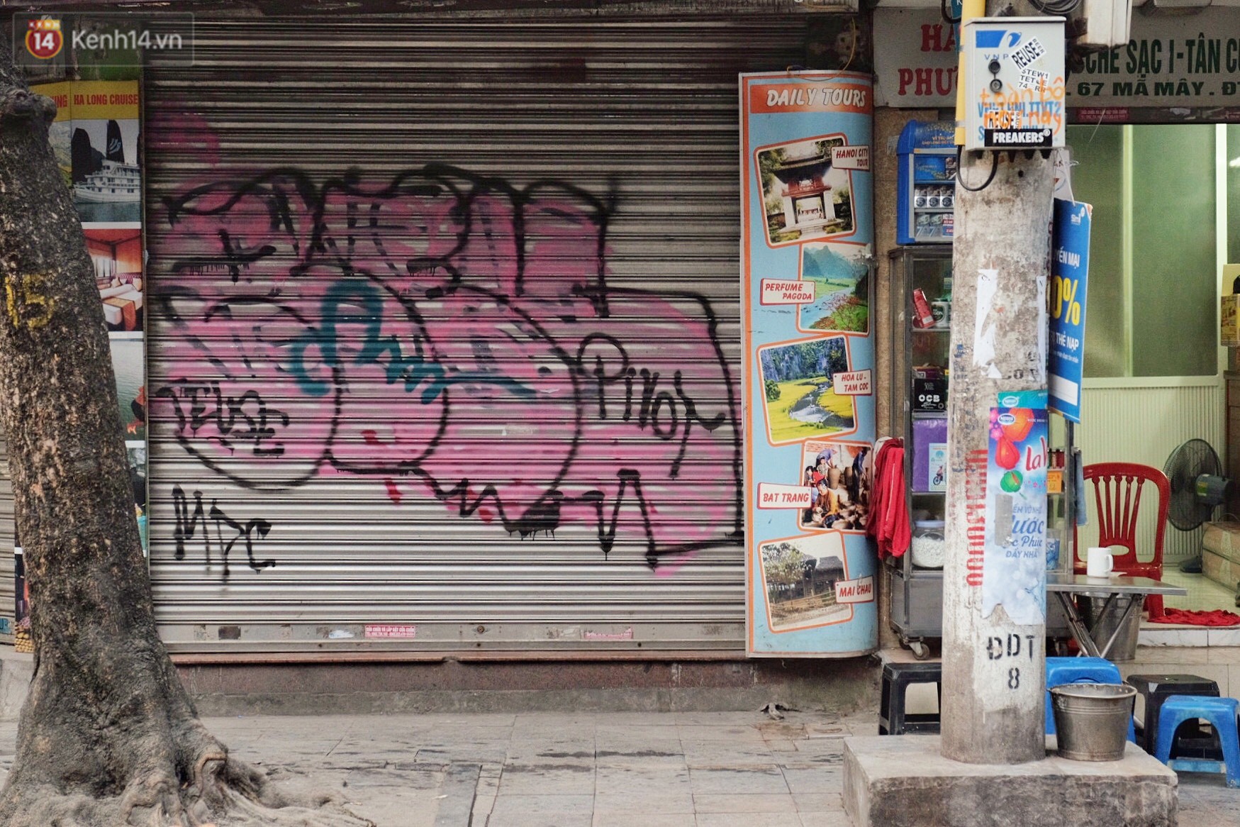 Nhiều hộ dân phố cổ bức xúc khi chỉ sau một đêm, cửa nhà mình bị bôi bẩn bởi hình vẽ xấu xí